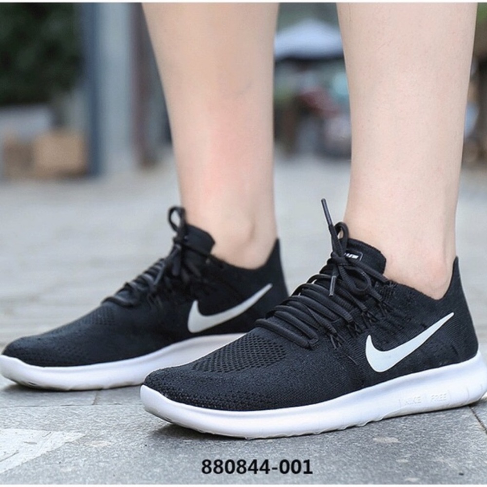 Nike black lightweight running shoe
